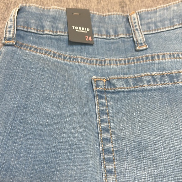 Torrid 5 Inch Perfect Boyfriend Classic Denim Mid-Rise Short - Picture 2 of 8
